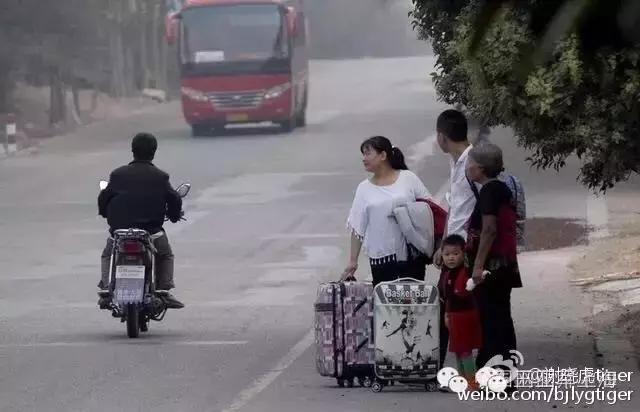 被传患病网红夫妇无奈离开家乡,患疾网红夫妻黯然返乡告别故土